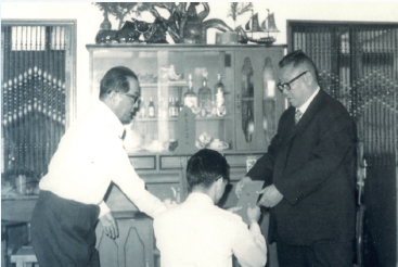 Dài Shìzhé Bàishī ceremony with Masters Liú Yúnqiāo (left) and Zhāng Xiāng Sān (right) — 1972