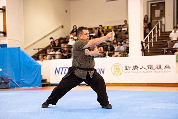 Shifu Luis Mendez performing